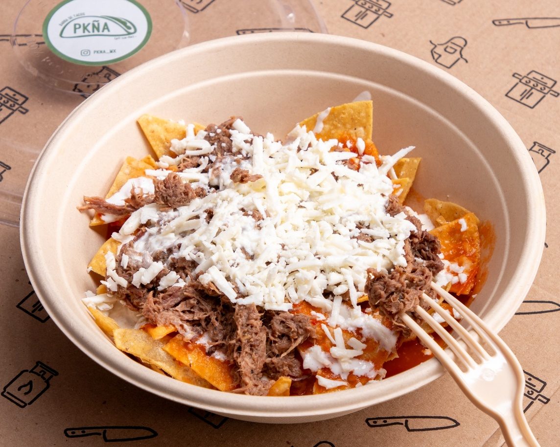 Chilaquiles con PKÑA, salsa morita, crema y queso