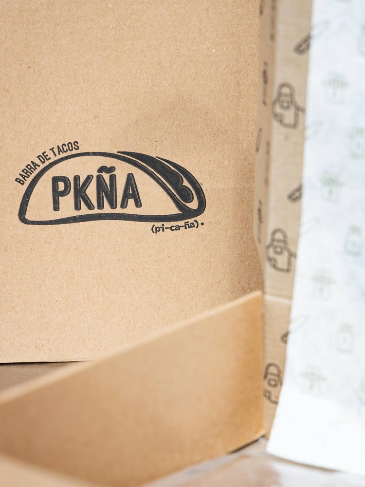 Empaque de PKÑA con el logo