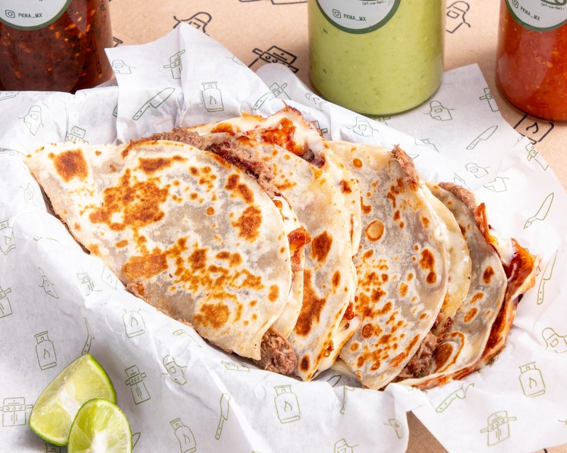 La Regia — PKÑA en tortilla de harina con costra de queso