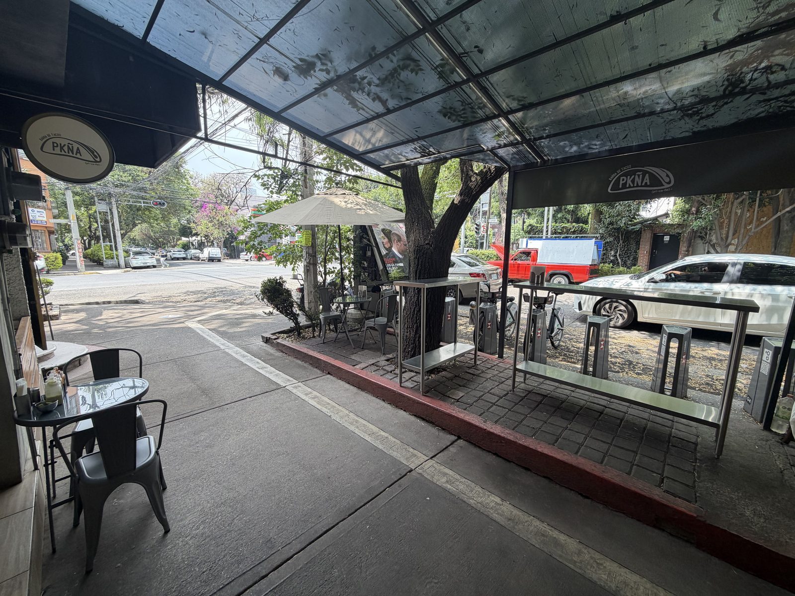 Terraza de PKÑA con mesas en la banqueta