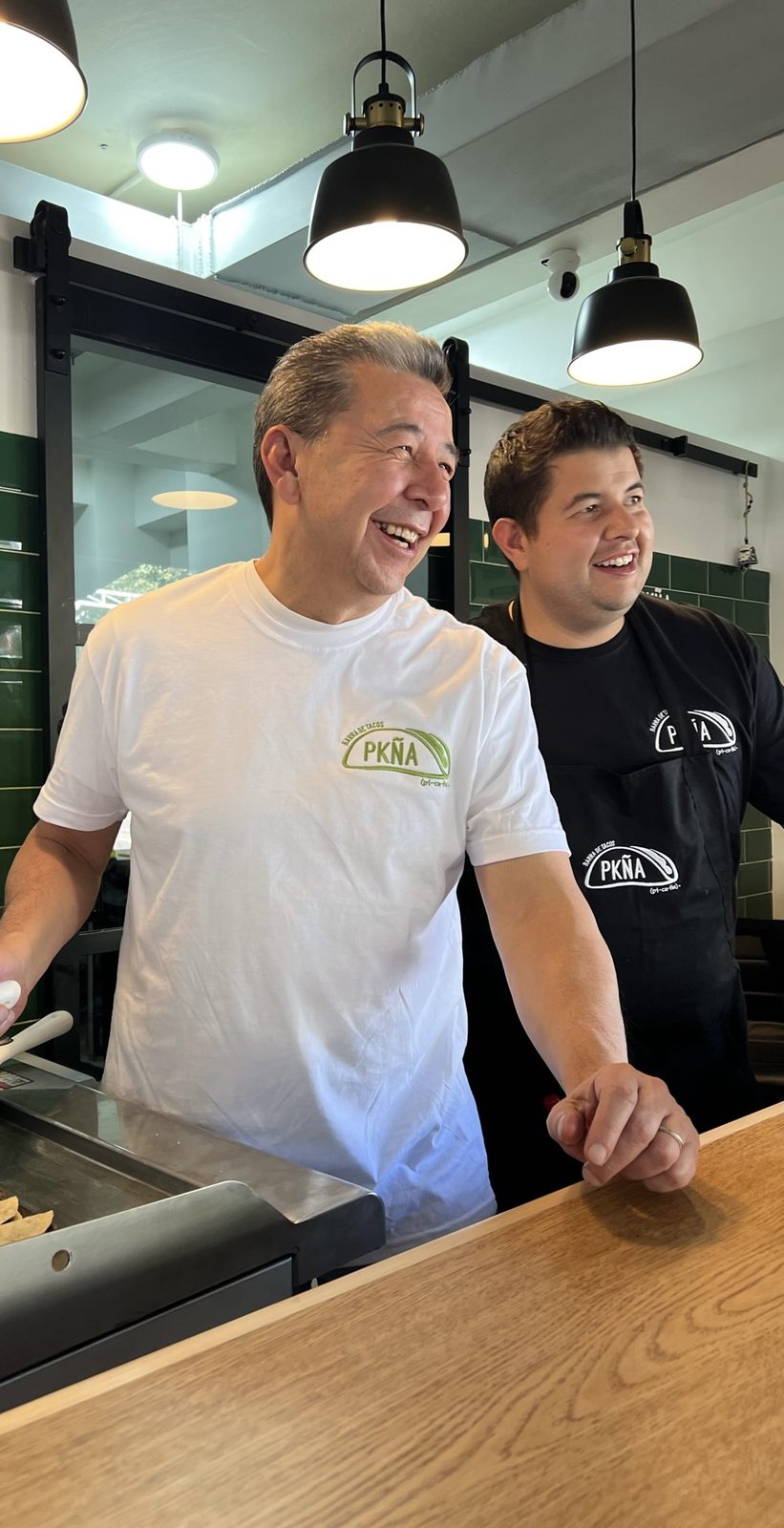 Rafael (papá) y Rafa (hijo) en la barra de PKÑA en la Condesa